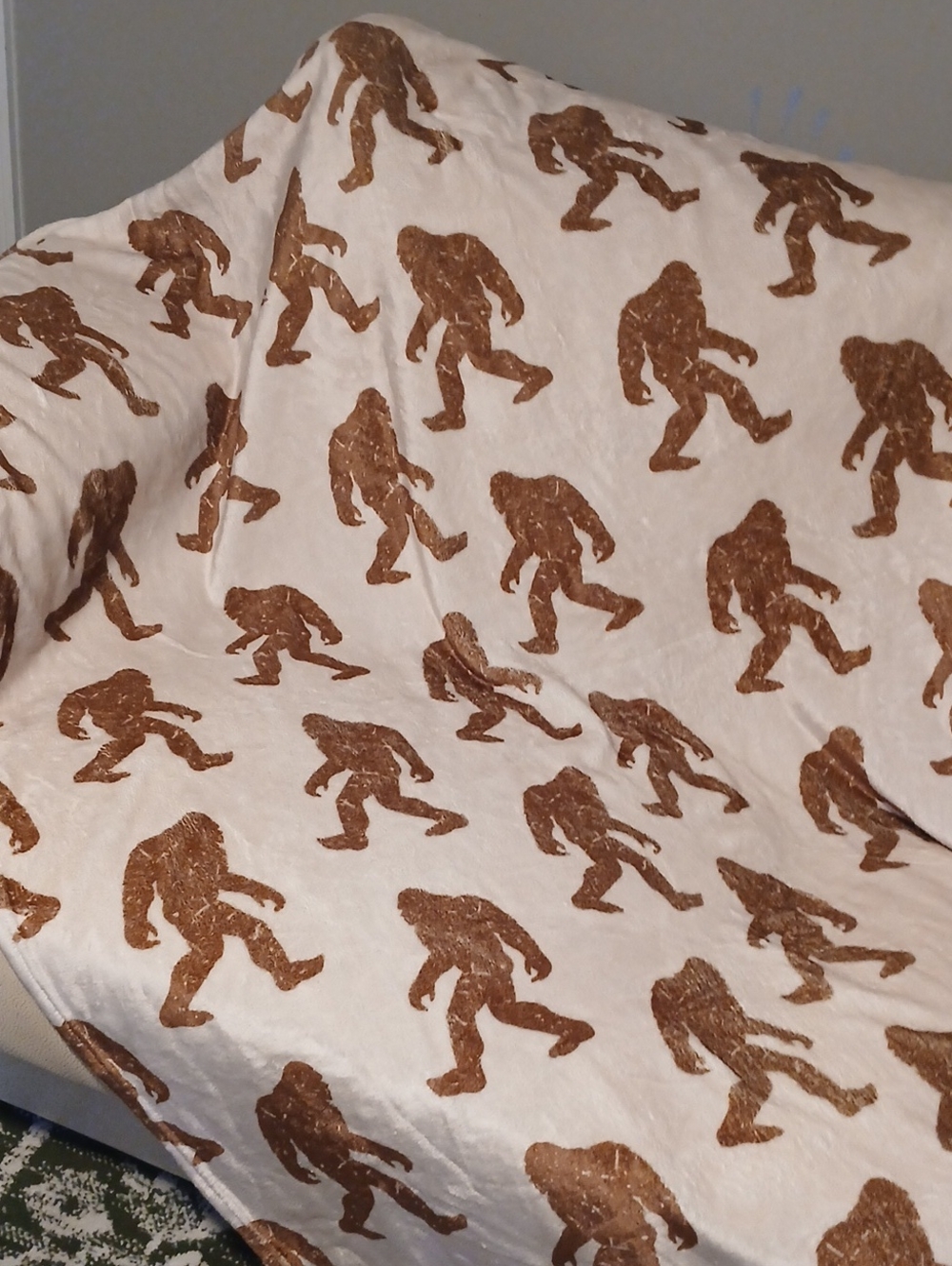 Cozy Brown Sasquatch Print Throw Blanket - White/Brown